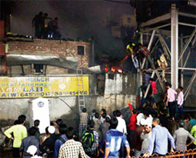 Fire in slum near Bandra station