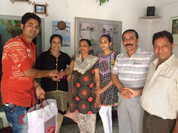 Man celebrates divorce, distributes sweets