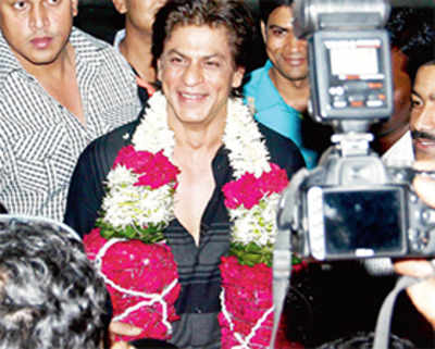 Now, SRK woos the paparazzi