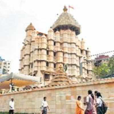 3,500 residents, 1,500 school children try to bring down Siddhivinayak temple wall