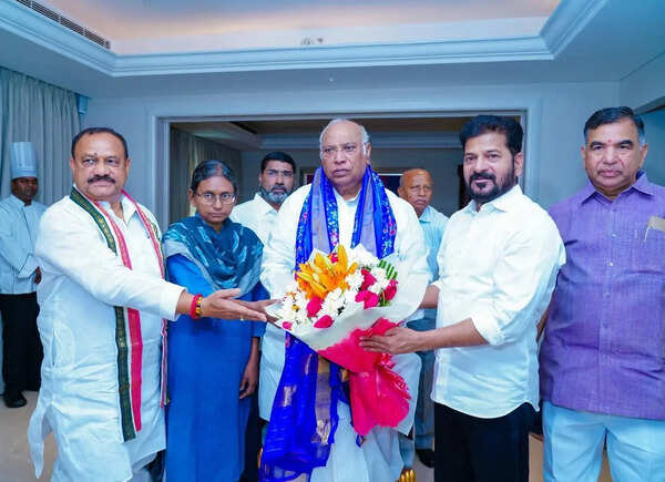 Ensure no large-scale deletion of voters in T, Kharge tells Cong leaders