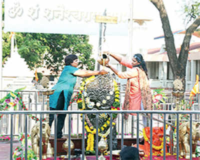 Shingnapur: Men breach barricades, women enter