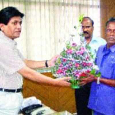 NMMC sweeper feted by civic chief for saving teen from drowning