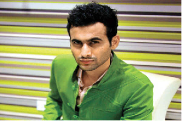 Model injured on Nashik highway