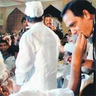 Pawar gives his partymen a b'day '˜bash up'