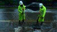 Torrential rain triggers flashfloods in Andhra and Telangana, 30 killed 