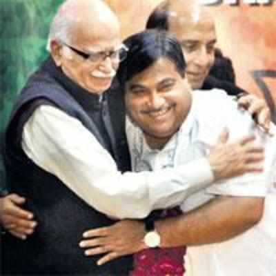 Advani steps down, but refuses to take back seat