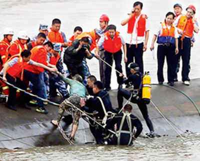 Hundreds feared killed as China ship capsizes