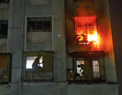 Duo battles bldg blaze while fire dept delays
