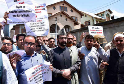 Jammu & Kashmir: JRL’s Lal Chowk march foiled, Hurriyat (M) chairman Mirwaiz Umar Farooq, several other leaders detained