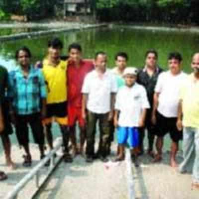 Visarjan swimmers retrieve gold necklace immersed with idol