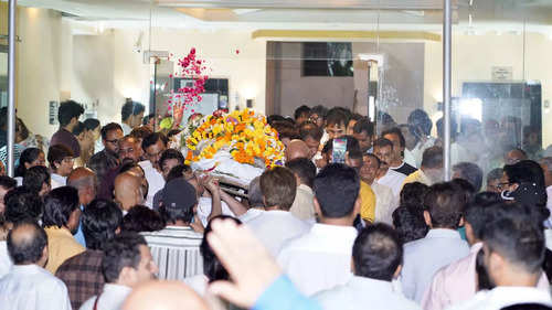 Mortal remains of Satish Kaushik taken for cremation, Anupam Kher gets emotional