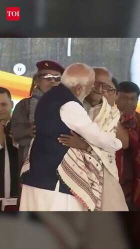 PM Modi Honours 98-Year-Old BJP Veteran Makhanlal Sarkar In Kolkata | Emotional Tribute