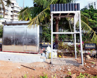 Shift Bandstand toilet now, mayor to BMC
