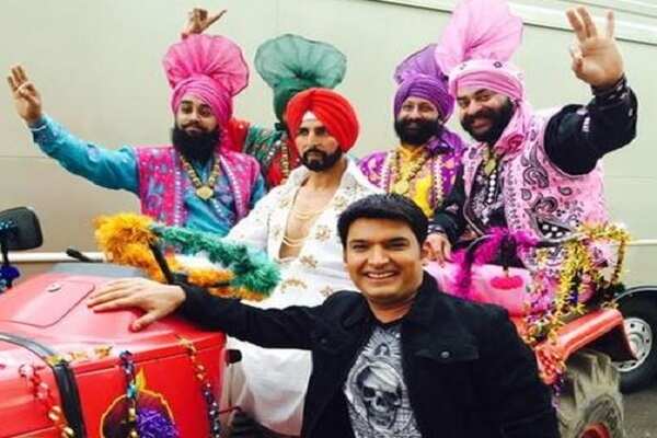 Akshay Kumar reaches CNWK sets on a tractor