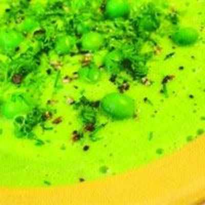 Green pea soup with semolina dumplings