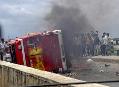 Maharashtra bandh LIVE updates: Maratha Kranti Morcha calls off Mumbai bandh; Police shoot tear gas on protesters who have gathered on Mumbai-Pune expressway