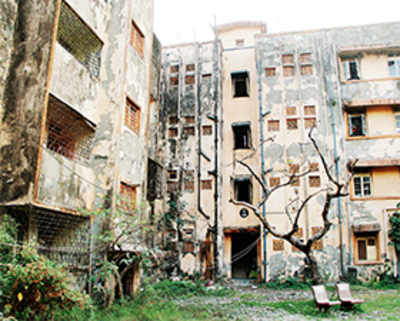 Ghost buildings in Bandra (E) attract junkies and gangs