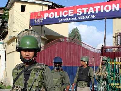 Kashmir: Three cops, one civilian injured in Safa Kadal grenade attack