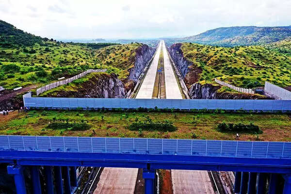 Three held for stealing safety fence along Samruddhi