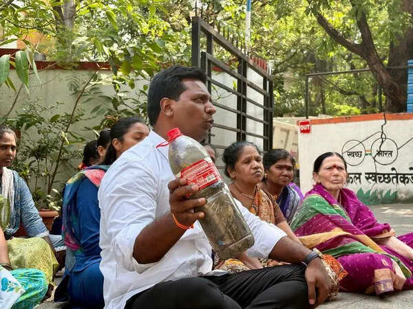 Janwadi Janata Vasahat residents protest as muddy, foul-smelling water flows from taps, demand supply survey to address contamination