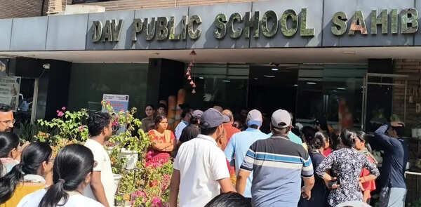 Parents protest outside DAV School, seek rollback of 15% fee hike