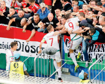 Rare Szalai goal helps Hungary beat 10-man Austria