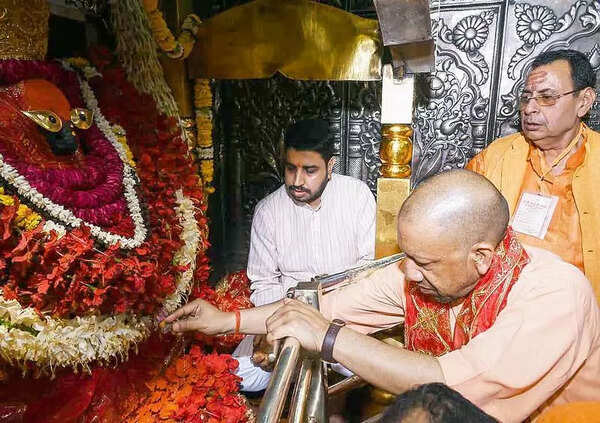 CM offers prayers at Vindhyavasini Temple