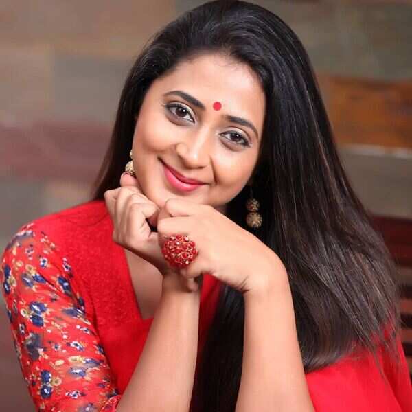 Actress Kaniha inspires with her home workout videos