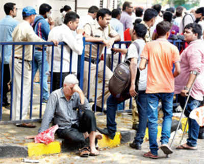 Desperate to deposit old notes, people throng RBI