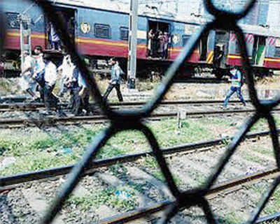 Train emitting smoke disrupts Dadar traffic