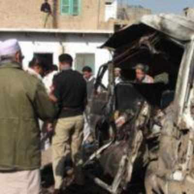 Over a dozen killed in Pak blast