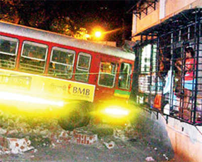 Bus crashes into Mulund building
