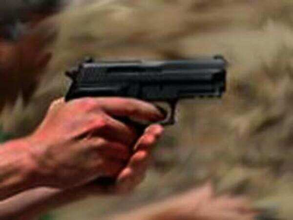 Hawker tries to stop thieves, shot dead