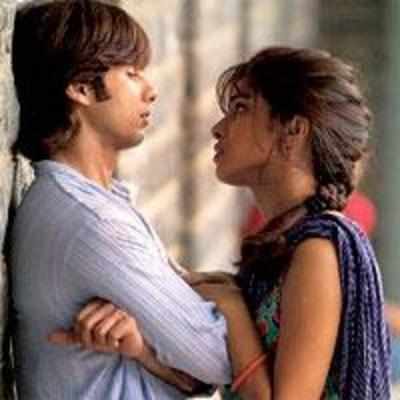 Sasha and Piggy become anjaana anjaani on V-day