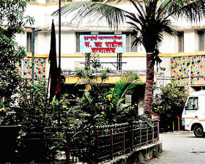 Residents protest as BMC shuts down Malad hospital over ‘crack in the wall’