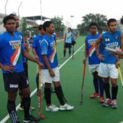 Junior hockey players join revolt