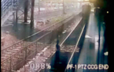 15-yr-old girl jumps onto tracks at Malad station in suicide bid, is saved