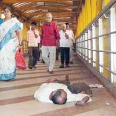 On busy skywalk, no one has time to pick up dead man