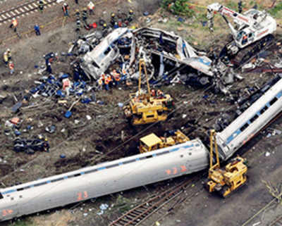 Six die in Philadelphia train derailment