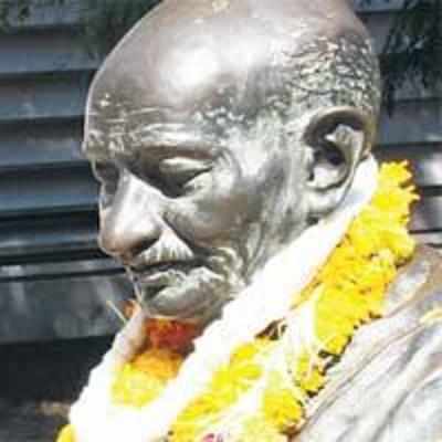 Nation pays homage to Mahatma Gandhi