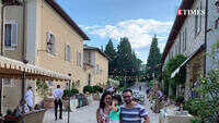 Saif Ali Khan, Kareena Kapoor Khan and Taimur Ali Khan bathe under the Tuscan sun, pics go viral! 
