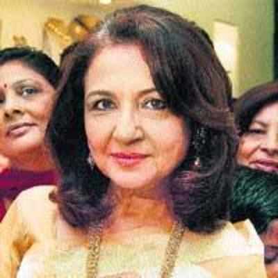 Sharmila Tagore told to give written apology over Aaja Nachle song