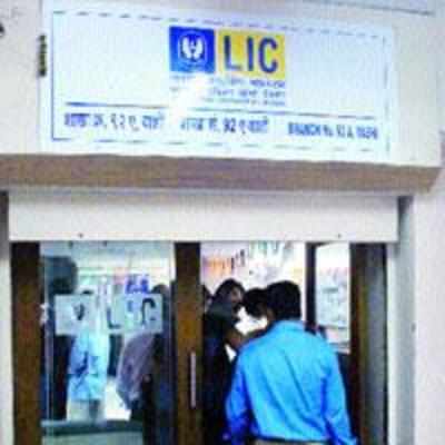 LIC office burgled, Rs 9k cash stolen