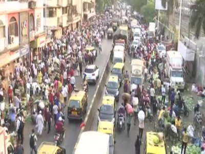 Mumbai: Dadar market continues to attract crowds even after repeated warnings, restrictions