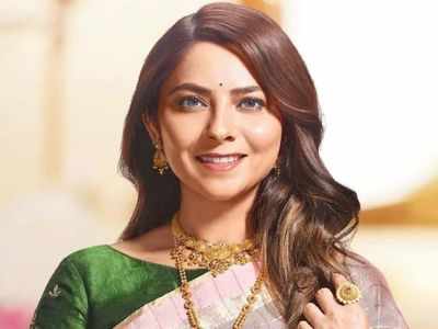 Man enters actress Sonalee Kulkarni's residence with knife, injures father