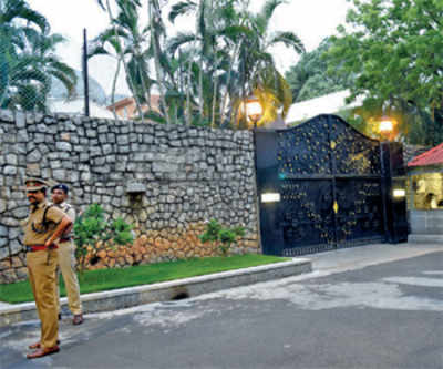 Taxmen raid Jayalalithaa’s residence