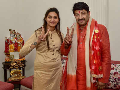 Sapna Chaudhary campaigns for Manoj Tiwari in Delhi