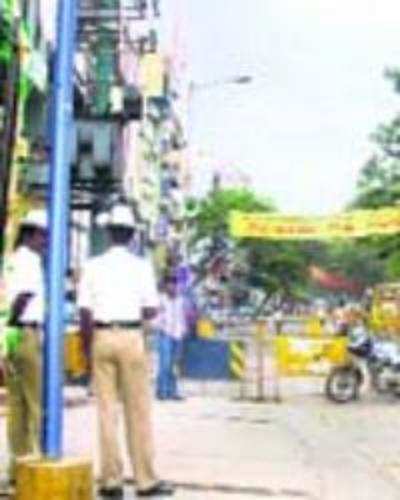 Devotees hold up traffic in Chikpet