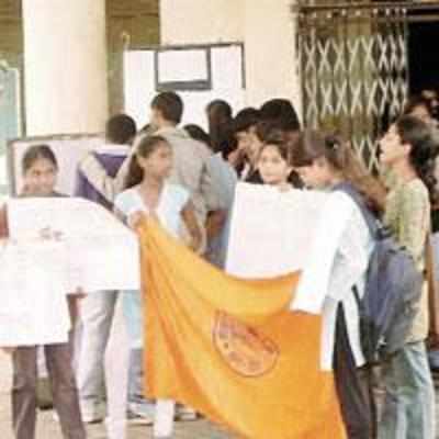 College denies admission to girls for wearing jeans